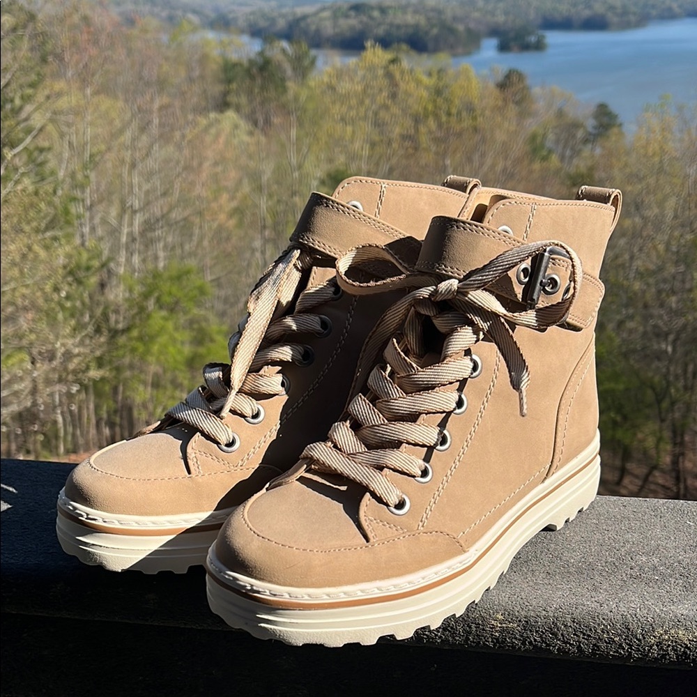 High top Cliffs by white Mountain sneaker/hiking style shoe 7.5 medium